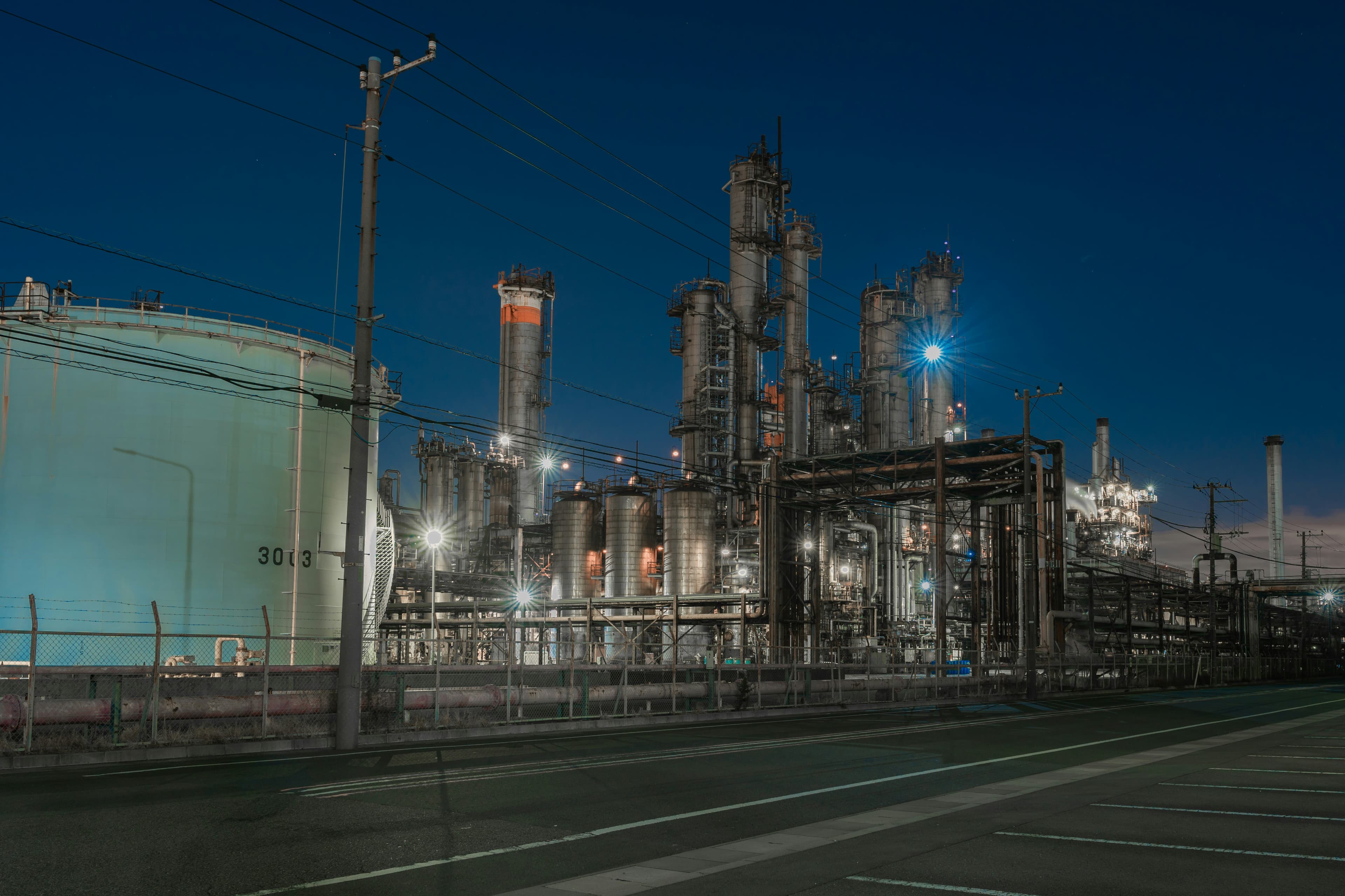Une raffinerie de nuit, vue depuis la route