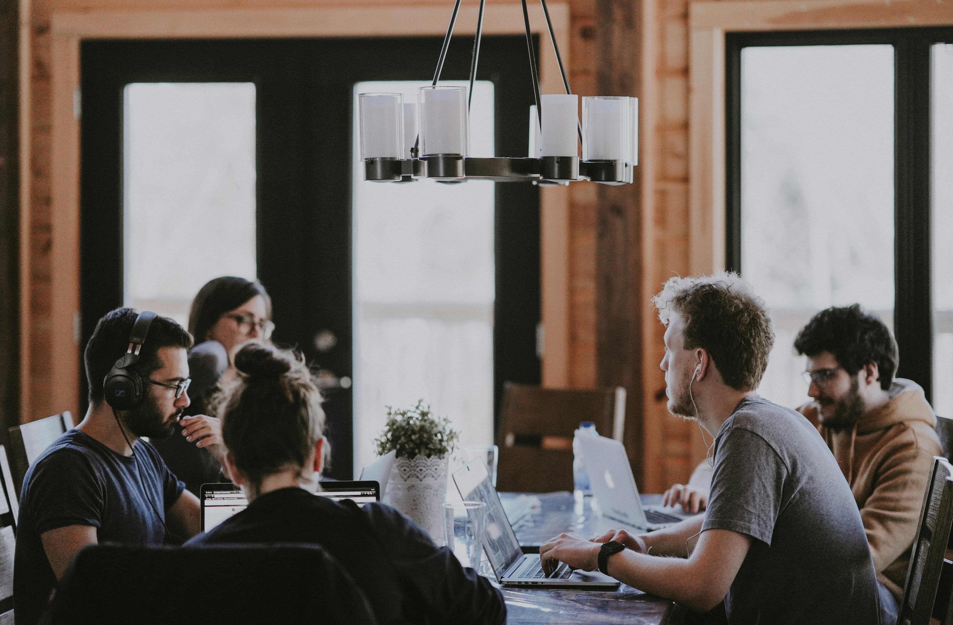 Une équipe au travail autour d'une table
