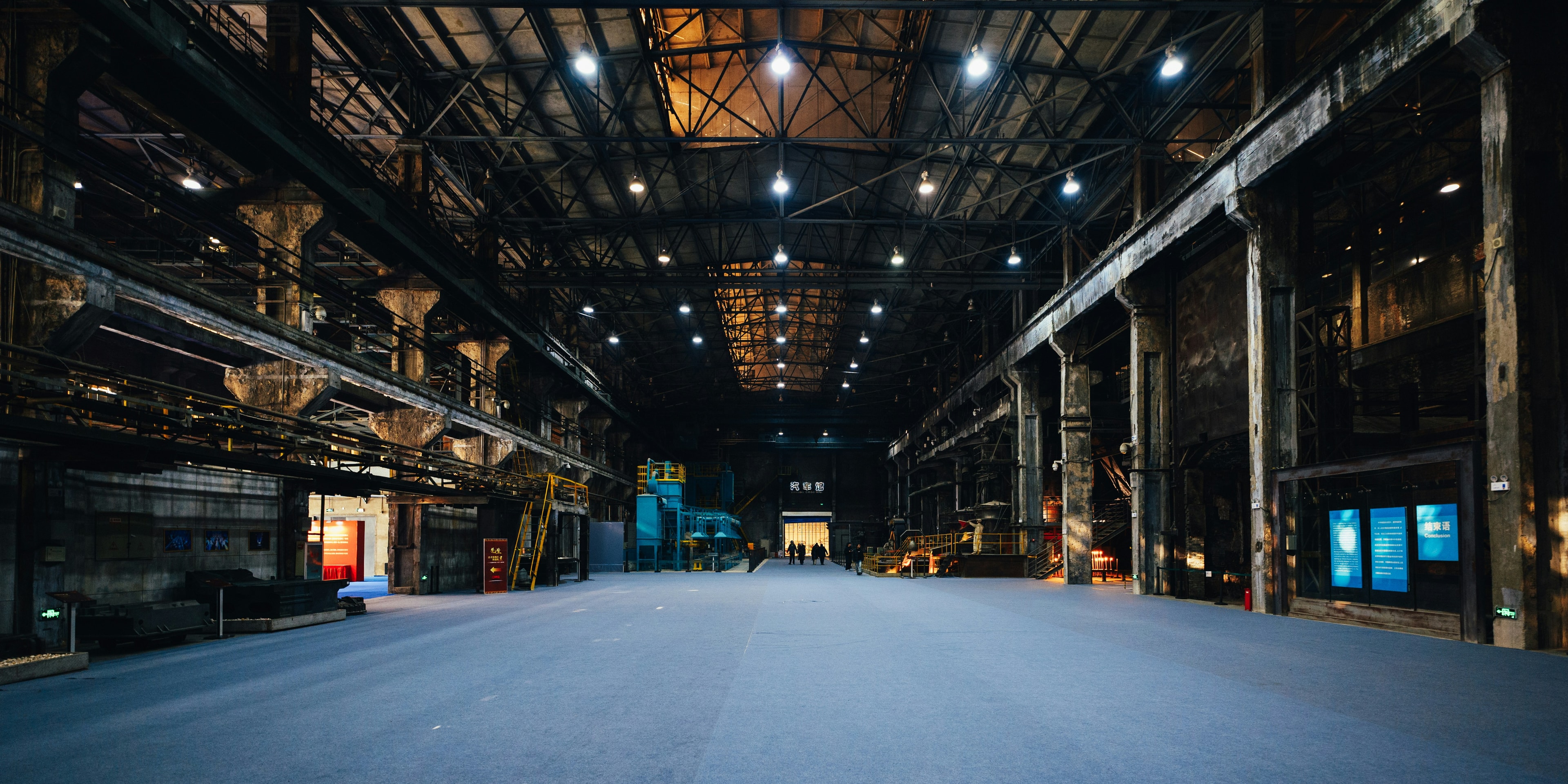 Une grande halle industrielle vide