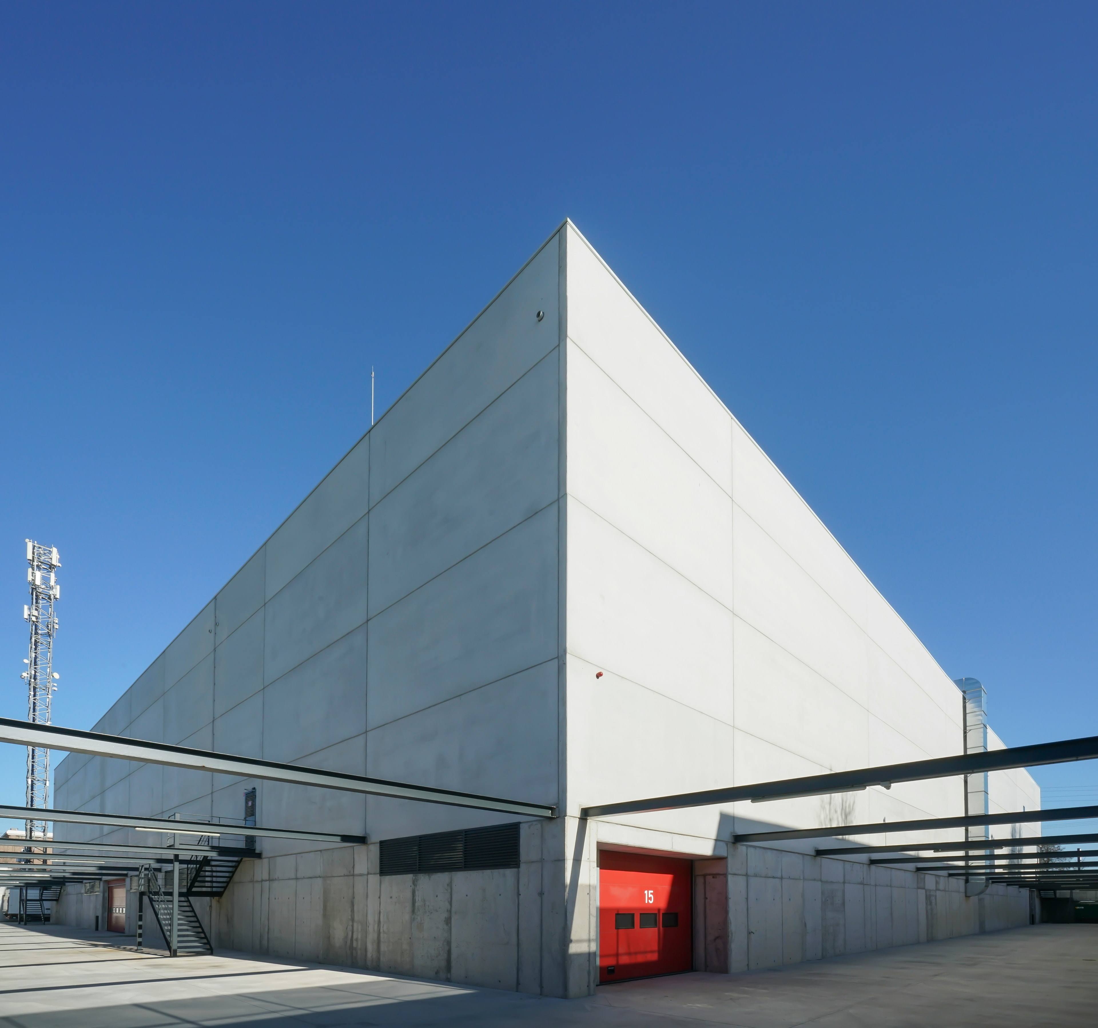 Un bâtiment industriel blanc sous un ciel bleu