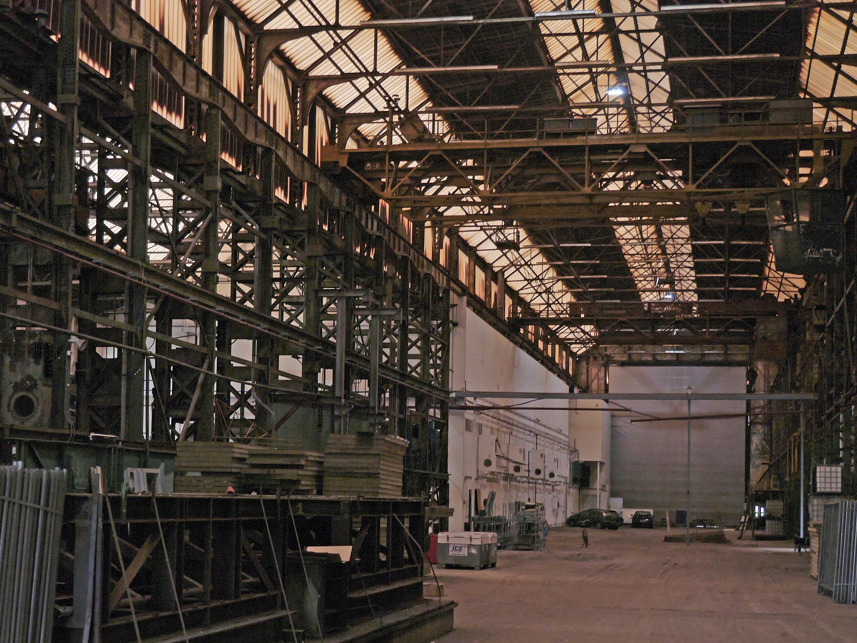 Une grande halle industrielle à charpente métallique