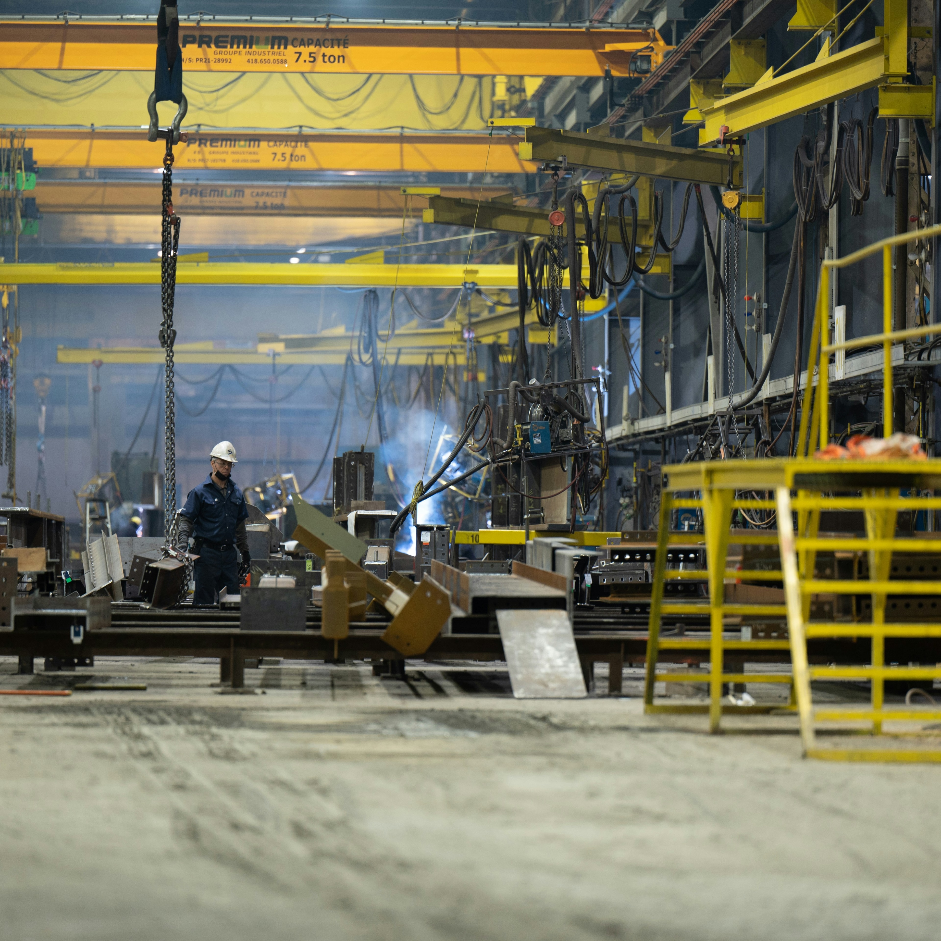 Un atelier avec un pont roulant jaune