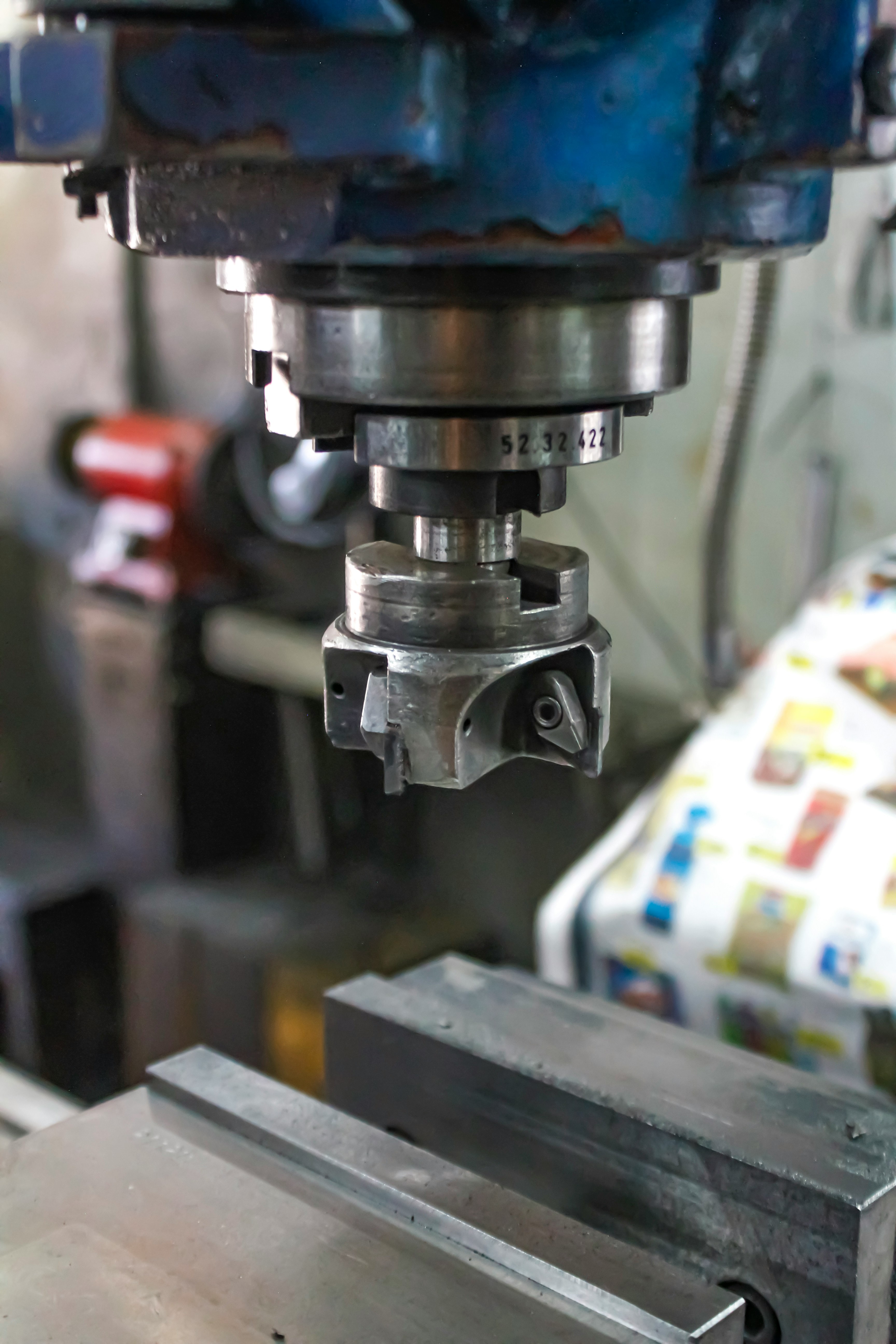 Une fraiseuse qui usine une pièce