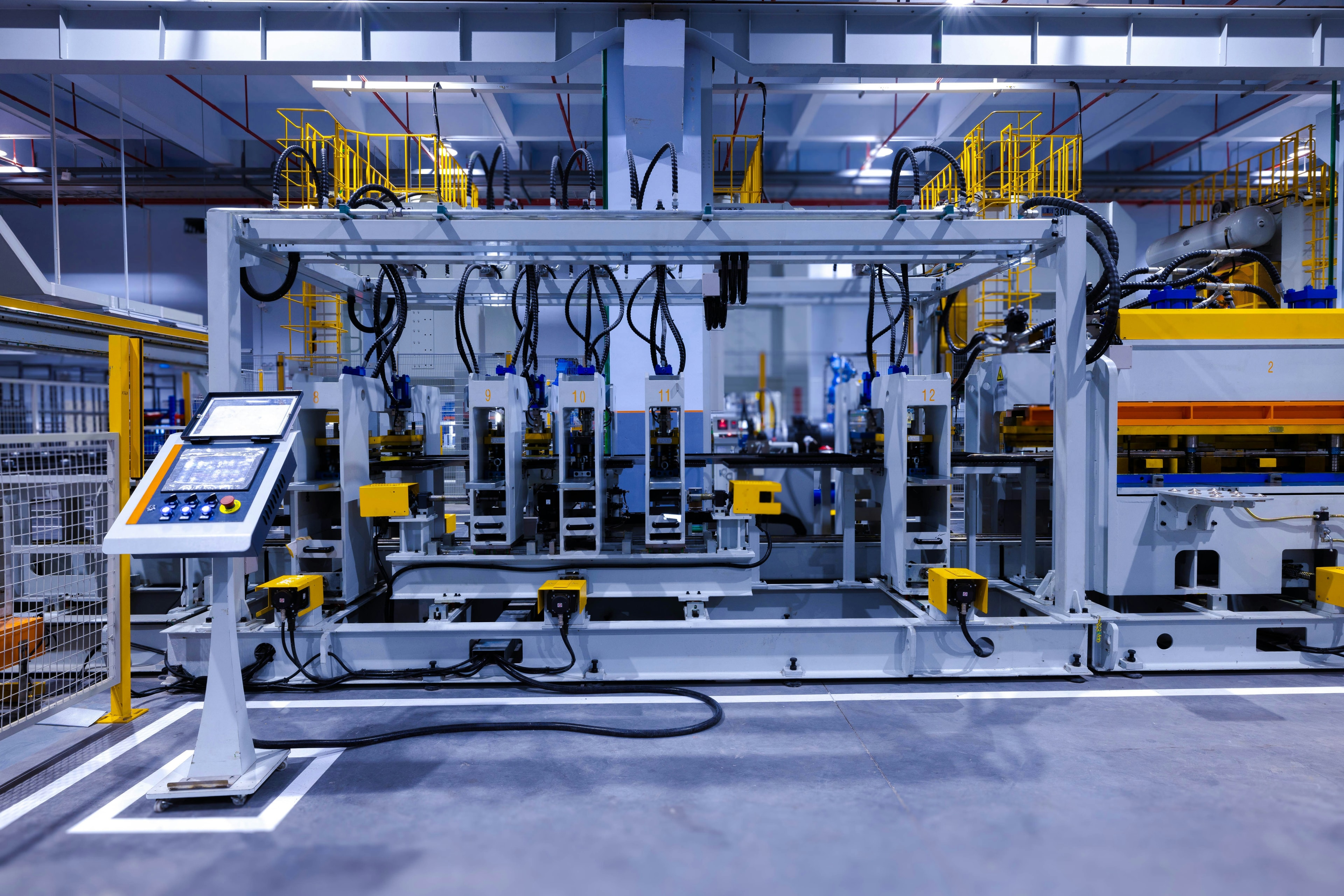 Une ligne de production automatisée avec son écran